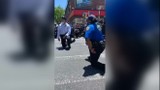 Cảnh sát New York và người biểu tình "đồng lòng" quỳ gối