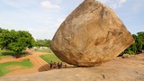 Kỳ lạ tảng đá nặng gần 300 tấn nghiêng 45 độ "đẩy" không đổ  
