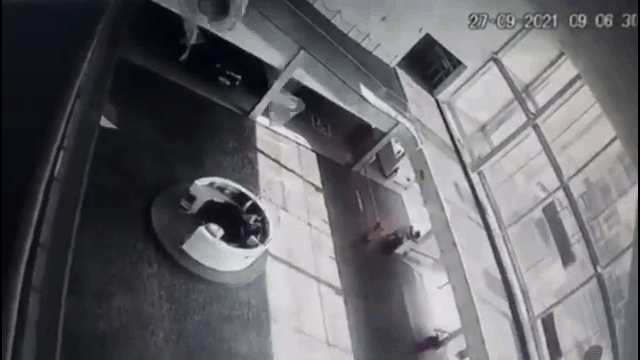 Video: Lao khỏi tầng 3 showroom, ô tô đè trúng 2 nhân viên lễ tân