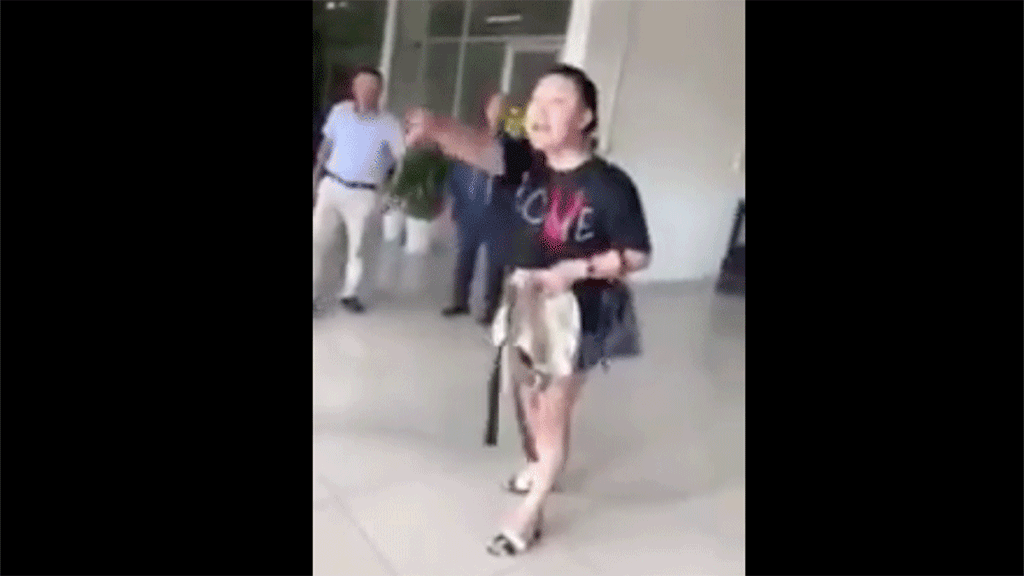 Nữ công an náo loạn sân bay Tân Sơn Nhất và những hành khách gây phẫn nộ dư luận