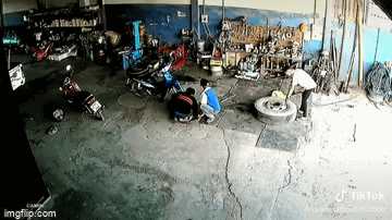 Video: Lốp xe nổ rung trời, nam thanh niên phản ứng "độc lạ"