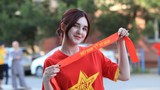 Cổ vũ U23 Việt Nam trên đất Uzbekistan, gái xinh được netizen truy tìm