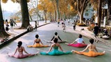 Nhóm phụ nữ ngồi giữa đường tập yoga gây tranh cãi