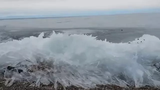 Hiện tượng lạ: Con sóng bỗng đóng băng, vỡ loảng xoảng như kính