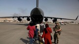 Khủng bố IS đang cố bắn hạ máy bay sơ tán khỏi Kabul