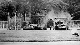 Hai chiếc xe tăng húc đổ cổng Dinh Độc Lập ngày 30/4/1975