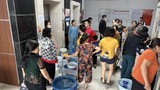 Bị cắt nước, dân chung cư Hà Nội 'nhịn' tắm, nấu ăn bằng nước đóng chai 