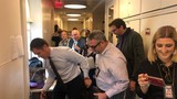 Chuột rơi từ trần Nhà Trắng xuống đùi phóng viên gây náo loạn