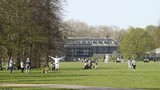 Bất chấp COVID-19, dân Anh vẫn ra công viên thể dục tắm nắng