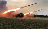 Quân đội Ukraine hứng mưa tên lửa của Nga khi vượt sông Volchya 