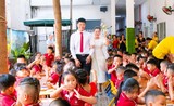 Cô giáo mầm non đám cưới trong trường, dàn khách bê tráp đặc biệt
