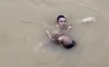 Người đàn ông lao xuống nước sâu cứu bé gái đuối nước