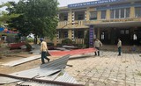 Hiện trường trận lốc xoáy ở Huế thổi bay mái trường học