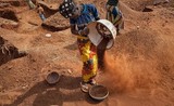 Cận cảnh nghề đào vàng nhọc nhằn ở Tây Phi 