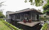 Biệt thự mái tranh giữa hồ cá đẹp mê mẩn ở Long An