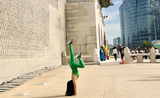 Báo Hàn Quốc đồng loạt viết về du khách Việt tập yoga tại Gyeongbokgung