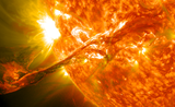 Cầu lửa “tàng hình” nhuộm hồng trời đêm khiến NASA trở tay không kịp 