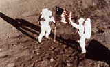 Ly kỳ số phận lá cờ Mỹ cắm trên Mặt Trăng