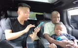 Bố con Lôi Con được Quang Linh Vlogs tặng món quà đặc biệt