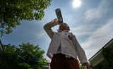 Cảnh người dân quay cuồng trong nắng nóng ở Châu Á