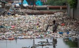 Hãi hùng thủ đô ô nhiễm nhất thế giới, núi rác bốc mùi 