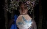 Kỳ lạ tục lệ đeo đĩa vào môi của bộ tộc ở Ethiopia