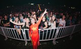 Nữ DJ miền Tây mặc áo dài Quốc kì Việt Nam biểu diễn tại Lào