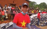 Lùm xùm với Hằng Du Mục, netizen thích Quang Linh Vlogs thời dân dã