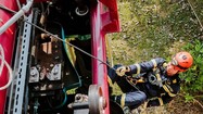 Tận mục màn diễn tập đu dây cứu nạn của Công an Đà Nẵng