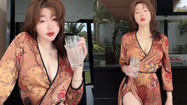 Uống nước cũng quyến rũ, cựu hot girl Elly Trần làm netizen xao xuyến