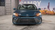 Toyota Camry Hybrid 2025 có giá khởi điểm từ 710 triệu đồng tại Mỹ