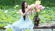 Thiếu nữ Hà Thành xiêm áo xúng xính chụp ảnh bên sen trắng