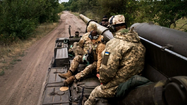 Ukraine “oằn mình” chống đỡ các đòn tấn công của quân Nga