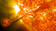 Cầu lửa “tàng hình” nhuộm hồng trời đêm khiến NASA trở tay không kịp 
