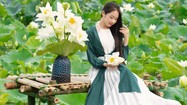 Thiếu nữ xứ Huế tạo dáng cùng hoa sen mùa hạ đẹp nao lòng