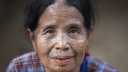 Lý giải tục xăm mặt kỳ lạ của phụ nữ bộ tộc ở Myanmar