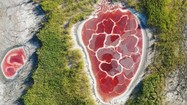Kinh ngạc hồ nước “trái tim” màu đỏ kỳ lạ giữa sa mạc
