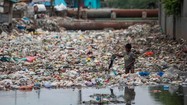 Hãi hùng thủ đô ô nhiễm nhất thế giới, núi rác bốc mùi 