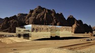 Ngỡ ngàng nhà hát tàng hình ẩn hiện giữa sa mạc rộng lớn