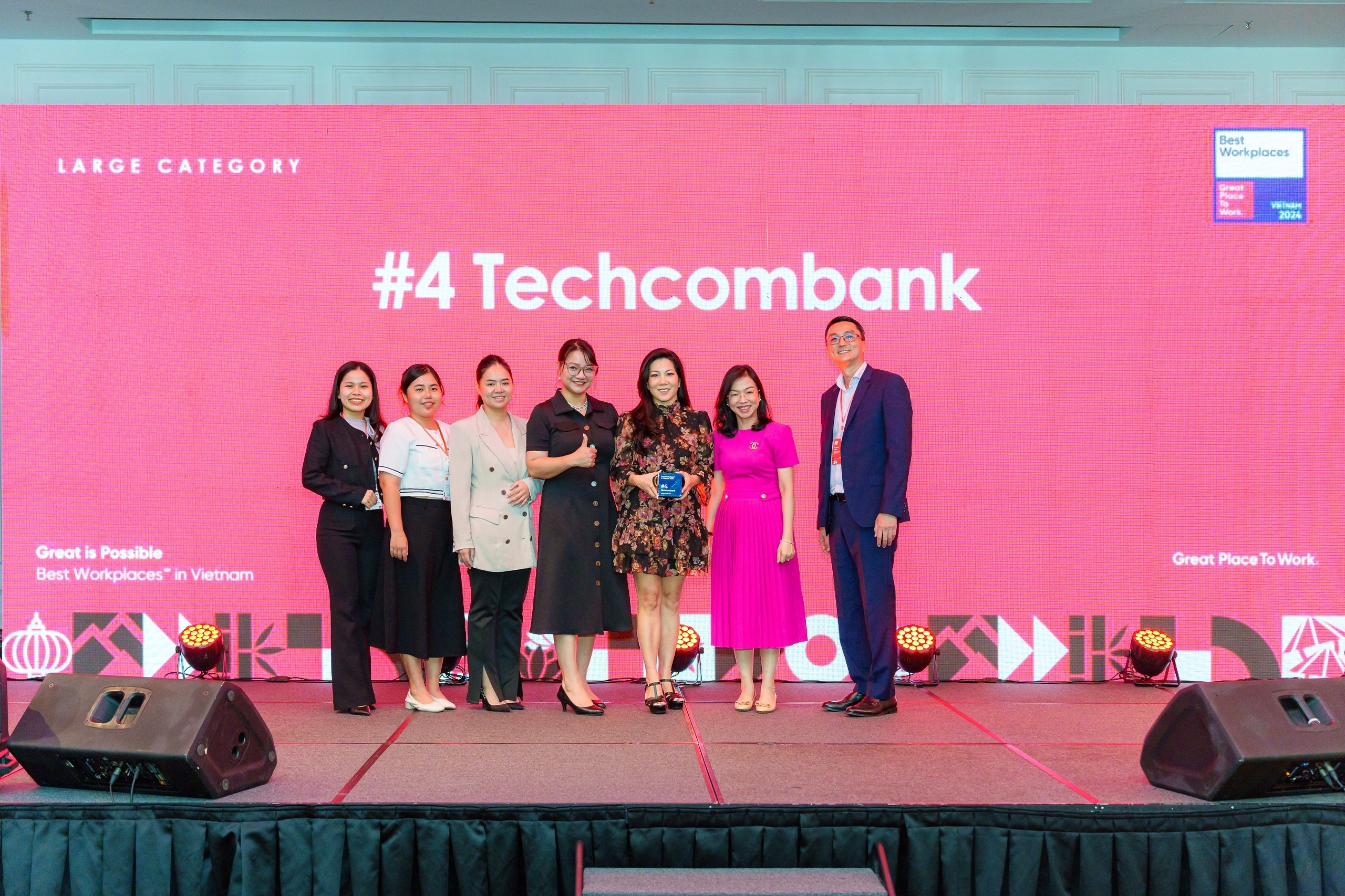 Techcombank tiếp tục lọt tọp bảng xếp hạng  nơi làm việc tốt nhất Việt Nam 2024 hạng mục doanh nghiệp lớn