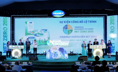 Vinamilk la cong ty sua dau tien tai Viet Nam co nha may va trang trai dat chung nhan trung hoa carbon