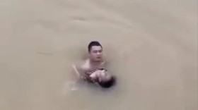 Người đàn ông lao mình xuống dòng nước dữ cứu cháu bé đuối nước