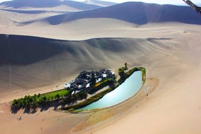 Tận mục hồ nước ngọt hình trăng lưỡi liềm độc đáo giữa sa mạc