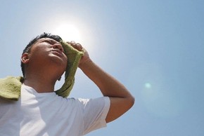Cần làm những gì để giảm đau đầu những ngày nắng nóng?