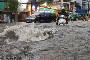 Sài Gòn thất thủ, “ngập sâu” trong cơn mưa đầu mùa