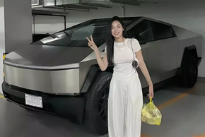 Hot girl thích thú với Tesla Cybertruck 2024 đầu tiên ở Việt Nam