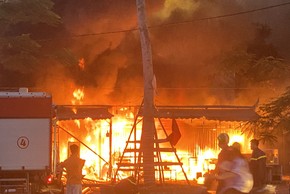 Cận cảnh vụ cháy lớn ở quán ăn tại Hải Phòng