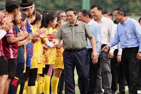 Thủ tướng gặp mặt động viên tuyển bóng đá nữ Việt Nam trước World Cup