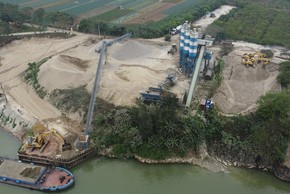 Trạm trộn bê tông Hà Trang hết phép vẫn hoạt động: Huyện Gia Lâm nói gì? 