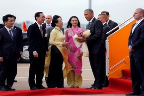 Tài sắc cô gái Sài thành tặng hoa sen cho Tổng thống Obama 